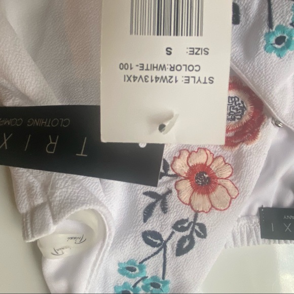 New Trixxi Women’s White Small Flower Embroidered Sleeveless Strap Romper - Picture 3 of 8